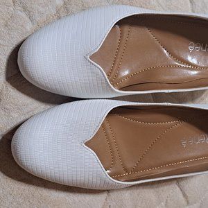 J Renee Bambilina white croco low heel pump wit gold band on heel size 8W